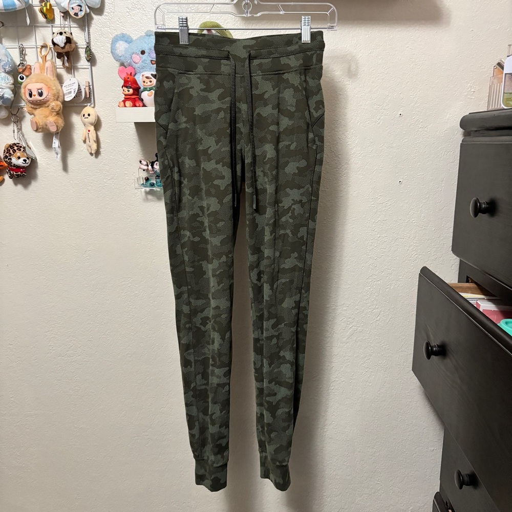 Lululemon Ready to Rulu Jogger 29"
Heritage Camo Dark Olive Green Twill Size 4 - Picture 3 of 10